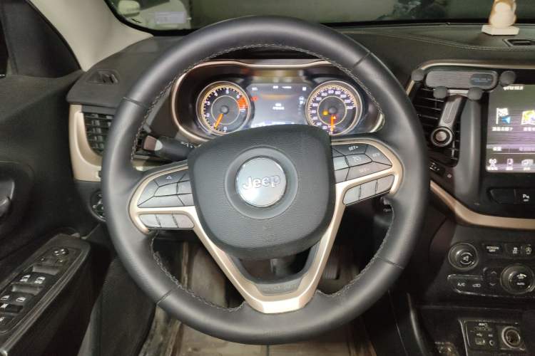 Used Jeep Cherokee 2017 2.0L Superior Edition
