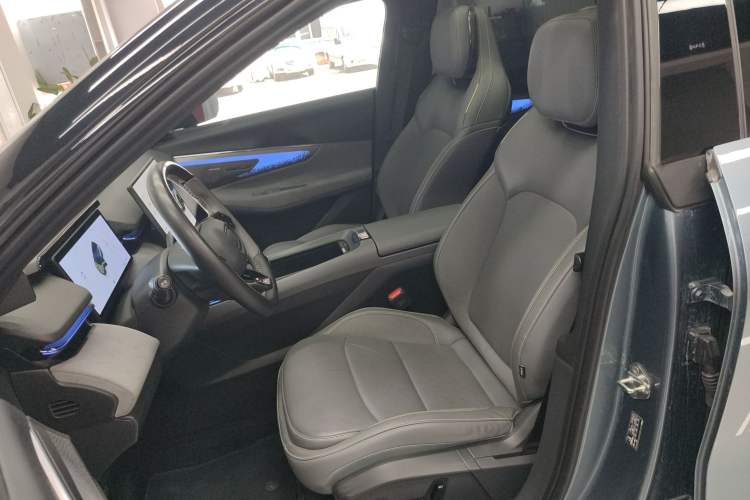 Used Lynk & Co 08 EM-P 2025 220 km All-Wheel-Drive Performance Halo
