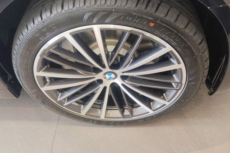 Used BMW 5 Series 2021 530Li xDrive M Sport Package Right Front Wheel Hub