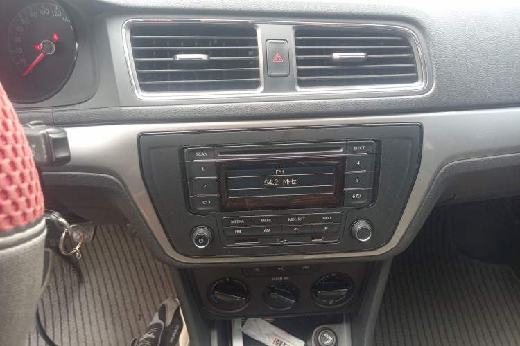 Used Volkswagen Lavida 2015 1.6L Manual Fashion Edition Audio And AC Panel