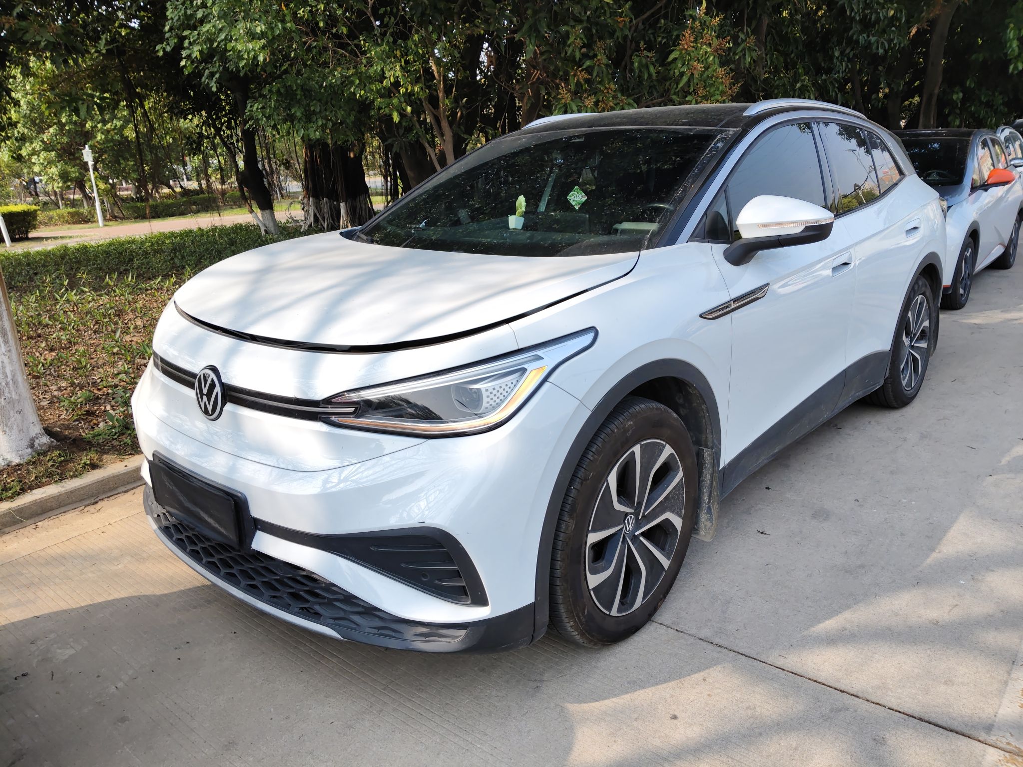 Под передней частью автомобиля