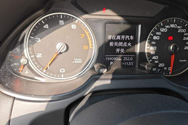 Used Audi Q5 2016 40 TFSI Trendy Edition Odometer Close Up