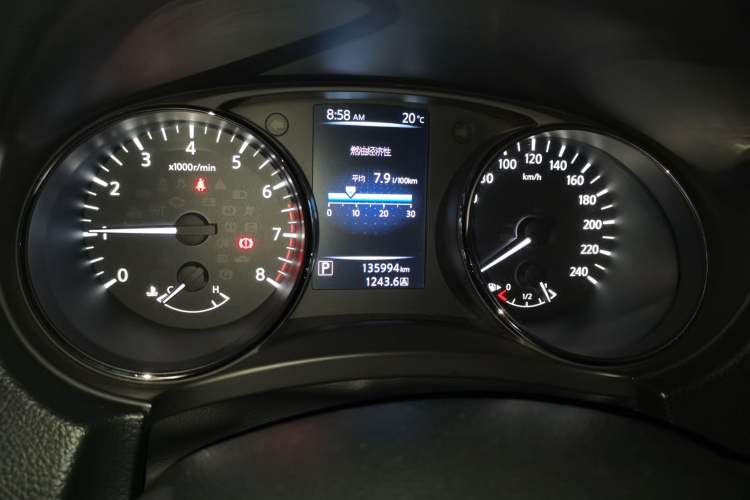 Used Nissan Qashqai 2016 2.0L CVT Elite Edition Odometer Close Up
