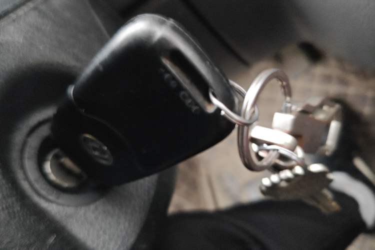 Used SAIC MAXUS Xintu V80 2019 2.5T Classic 6-Speed Manual Van Short Wheelbase Mid-Roof Design 2/3 Seats