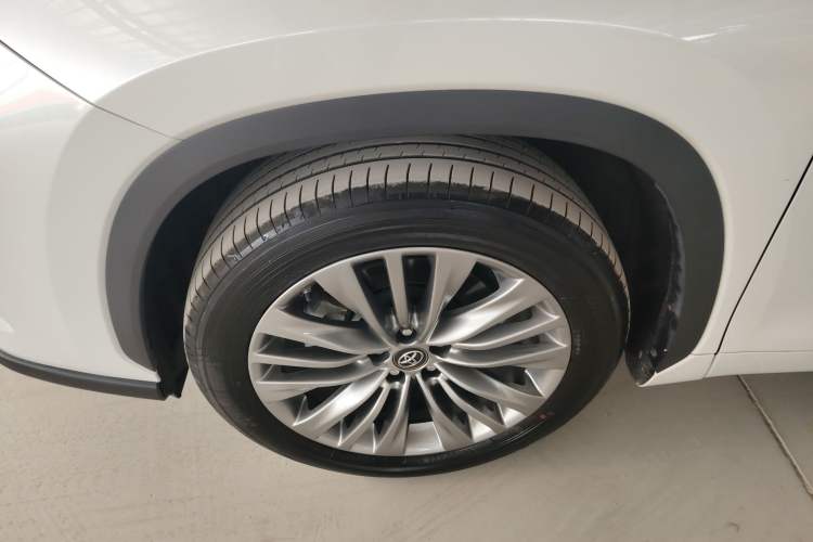 Used Toyota Highlander 2023 2.5L Smart Electric Hybrid Dual-Engine Four-Wheel Drive Prestige Version – 7 Seats Left Front Wheel Hub