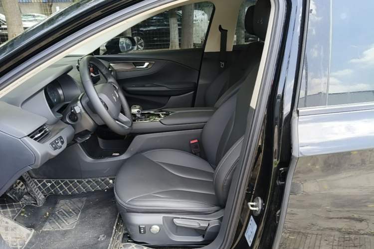 Used Hongqi E-QM5 2023 Base Travel Edition
