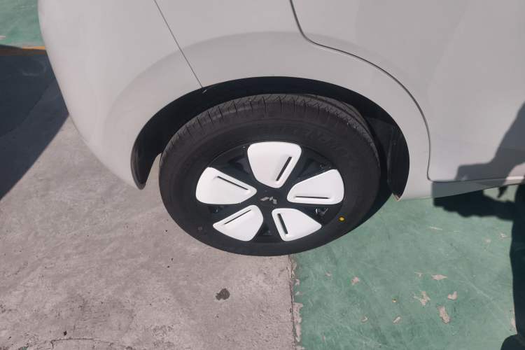 Used Wuling Hongguang MINIEV 2025 Four-Door Version Advanced Edition Right Rear Wheel Hub
