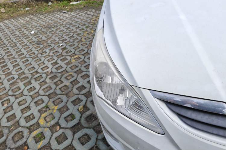 Used Hyundai Verna (older generation) 2010 Sedan 1.4L Automatic Fashionable GT Model Right Front Headlight