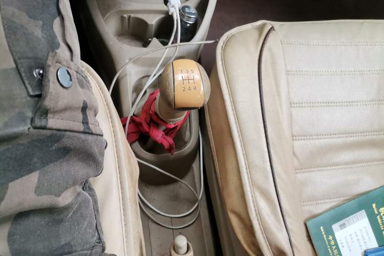 Used Nissan Livina 2010 Jingyue Edition 1.6L Manual All-Around Model Gear Lever