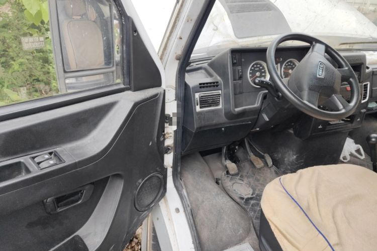 Used Iveco Daily 2020 2.5T A35 Passenger Van with Dual Tires Mid-Roof Design 5-9 Seater Side-Sliding Door China V Emission Standard