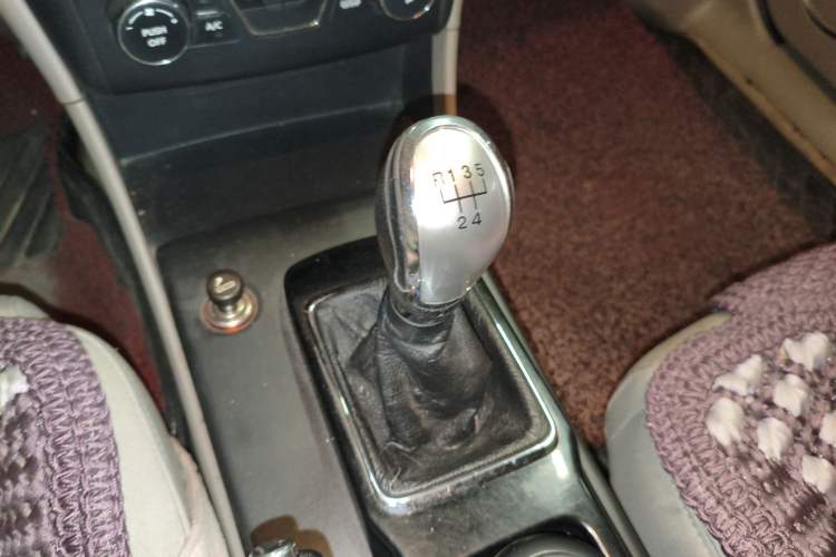 Used Bestune B50 2013 1.6L manual Comfort trim level Gear Lever