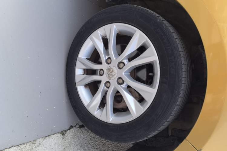 Used Baojun 730 2014 1.5L manual standard trim 7 seats Left Front Wheel Hub