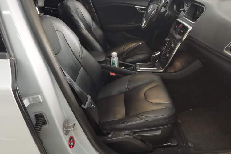 Used Volvo V40 2015 1.6T Zhiyi Edition