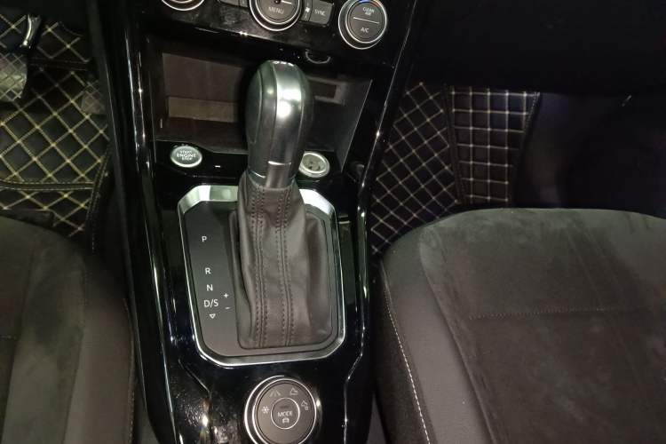 Used Volkswagen T-ROC 2019 280TSI DSG Four-Wheel Drive Luxury Version China V Standard