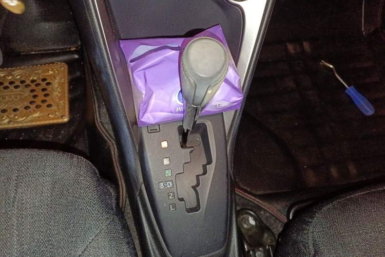 Used Toyota YARiS L Zhi Xuan 2015 1.5E Automatic Charm Edition Gear Lever