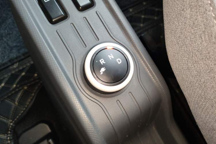 Used Wuling Hongguang MINIEV 2021 Macaron Fashion Model Lithium Iron Phosphate Gear Lever