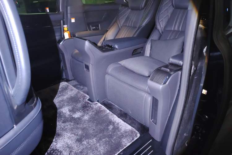 Used Lexus LM 2020 300h Four-Seat Grand Edition
