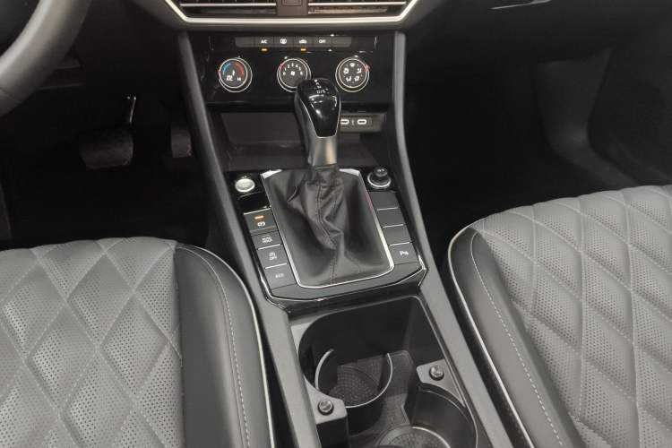 Used Volkswagen Sagitar 2025 300TSI DSG Excellence Edition Gear Lever