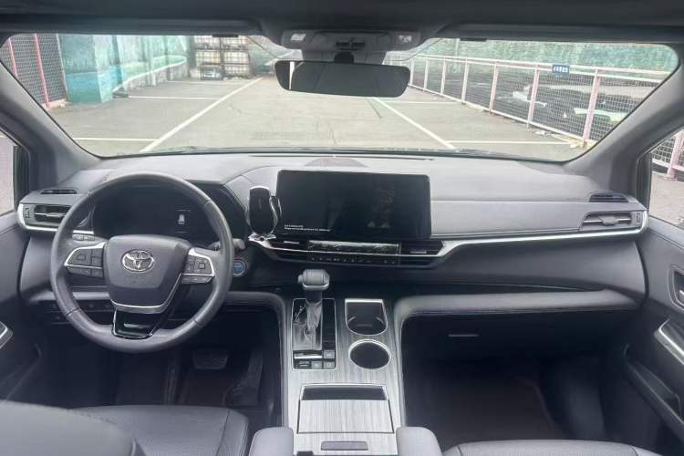 Used Toyota Sienna 2023 2.5L Hybrid Deluxe Edition