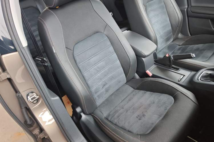 Used Volkswagen Sagitar 2017 230TSI Automatic Luxury Edition Right Front Seat