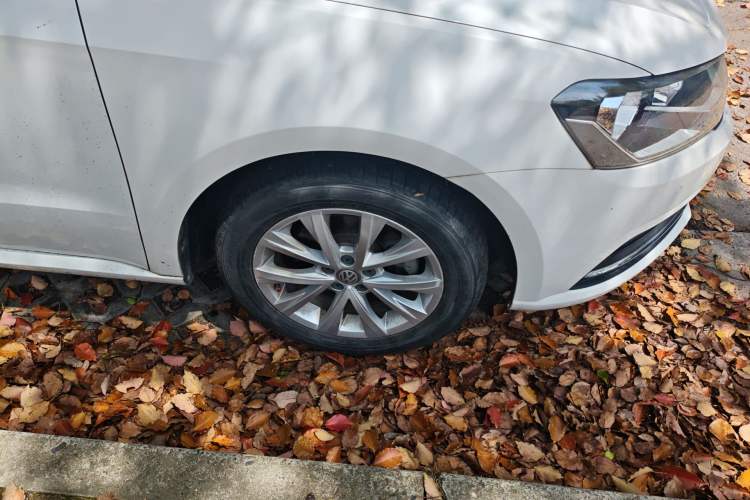 Used Volkswagen Lavida 2017 1.6L Automatic Comfort Edition Right Front Wheel Hub