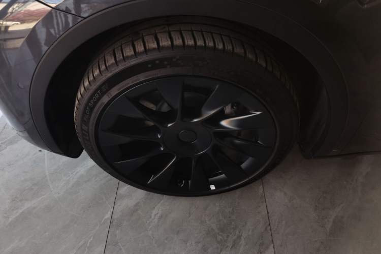 Used Tesla Model Y 2023 Long-Range All-Wheel-Drive Version Left Front Wheel Hub