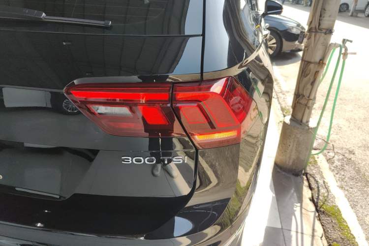 Used Volkswagen Tiguan L 2024 Outstanding Model 300TSI Automatic Two-Wheel Drive Longteng Edition
