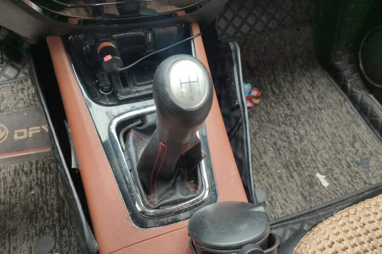 Used FORTHING Joyear X5 2013 1.6L Manual Luxury Model China IV Standard
