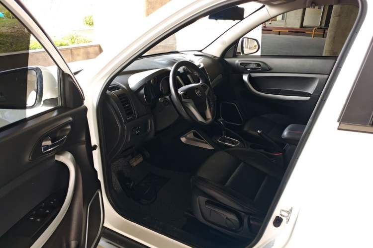 Used CHANGAN CS35 2015 1.6L Automatic Luxury Model China V Standard
