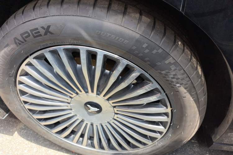 Used VOYAH Dream 2025 PHEV Four-Wheel-Drive Flagship Kunpeng Edition Right Rear Wheel Hub