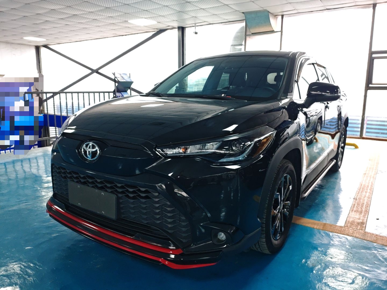 Под передней частью автомобиля