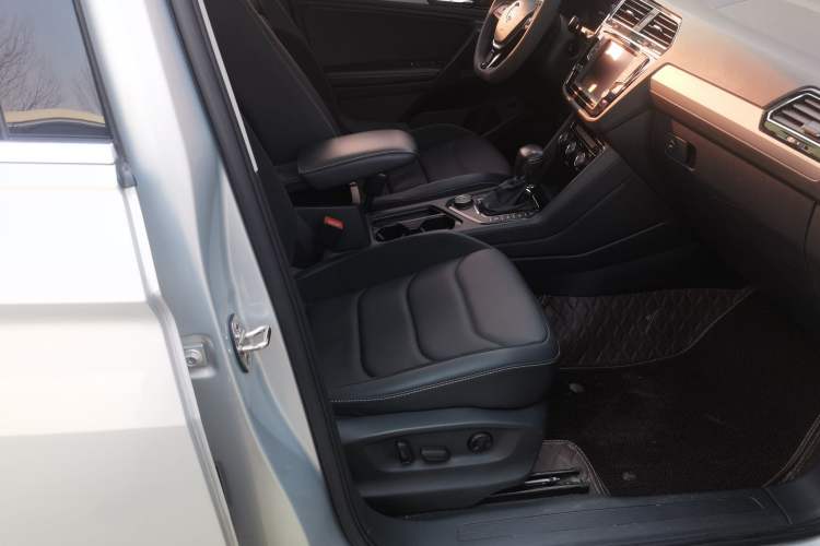 Used Volkswagen Tiguan L 2018 380TSI Automatic All-Wheel Drive Luxury Edition Right Front Seat