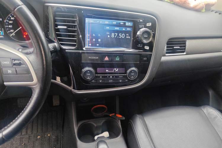 Used Mitsubishi Outlander 2013 2.4L Four-Wheel Drive Luxury Navigation Version 7 Seats