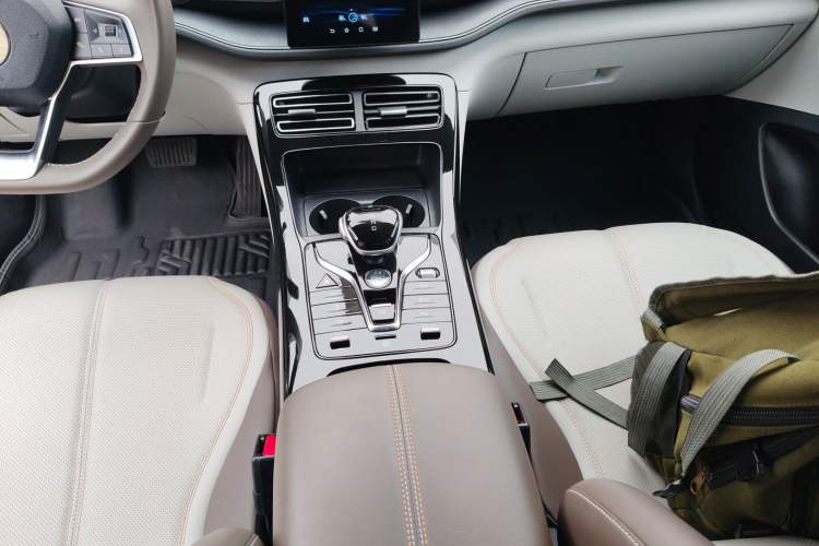 Used BYD Qin PLUS 2024 HONOR Edition DM-i 55KM Leading Model Gear Lever