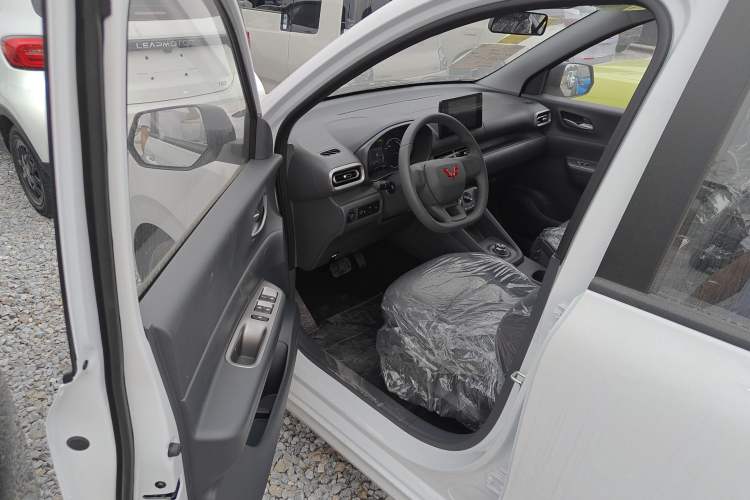 Used Wuling Hongguang New Energy 2025 Extended-Range Hybrid 50KM Comfort Version
