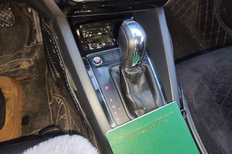 Used Volkswagen Sagitar 2017 230TSI Automatic Comfort Version Gear Lever