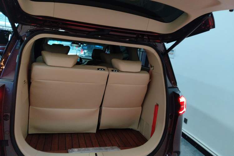 Used Buick GL8 2022 ES Landtrek 653T Luxury Edition