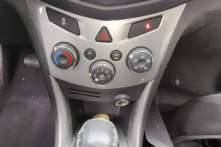 Used Chevrolet Trax 2014 1.4T Automatic Two-Wheel Drive Luxury Model Audio And AC Panel