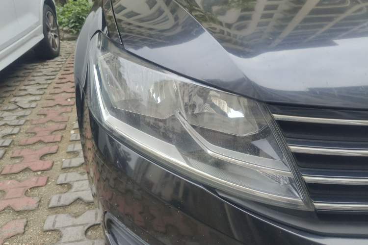 Used Volkswagen Lavida 2015 1.6L Manual Fashion Edition Right Front Headlight