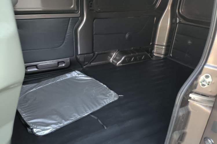 Used Jinbei Hiace X30 2020 1.5L Van Super-Enjoyment Model China VI Standard SWC15M