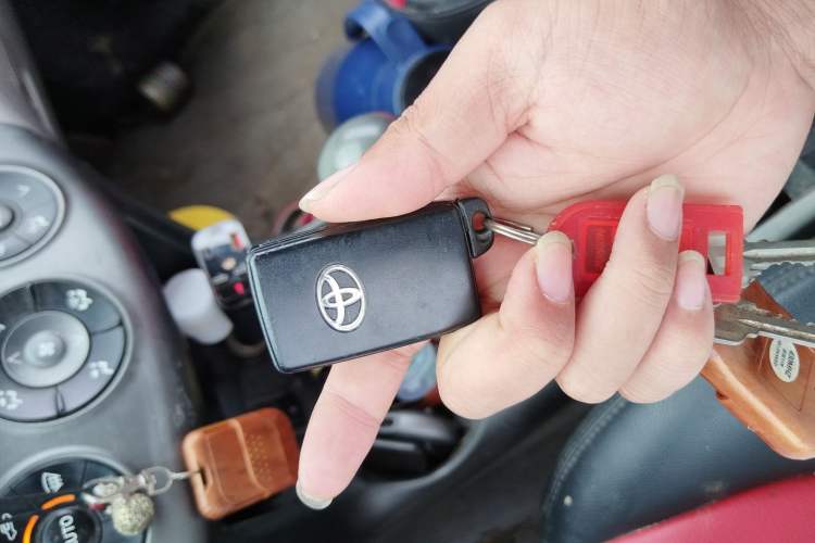 Used Toyota RAV4 2009 2.4L Automatic Luxury Edition Vehicle Key