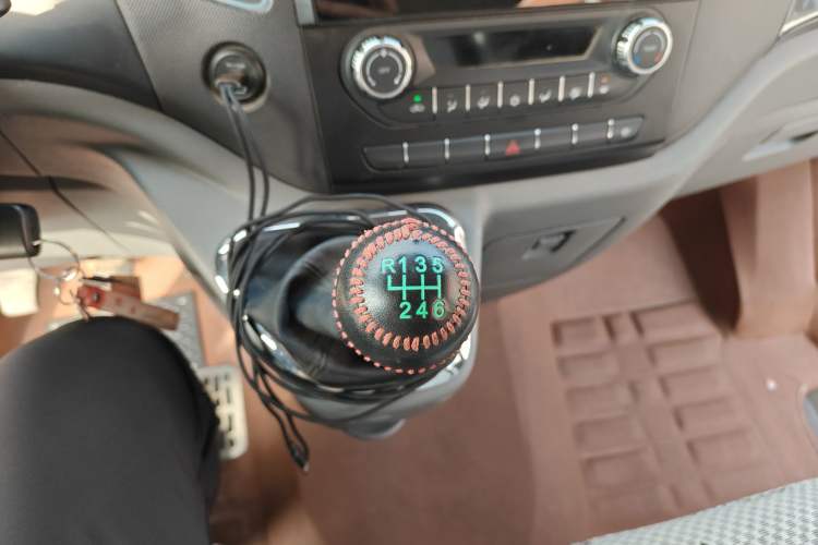 Used Foton Toano 2024 Joyear Multi-Function 2.0T Manual Long-Wheelbase Mid-Roof Model with Single Rear Tire Available in 5/6/7/9-Seater Configurations