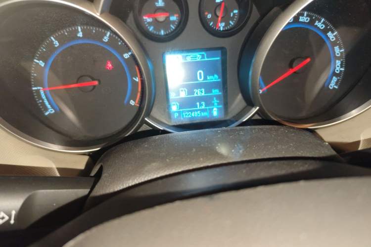 Used Chevrolet Cruze 2015 1.5L Classic SE AT Odometer Close Up