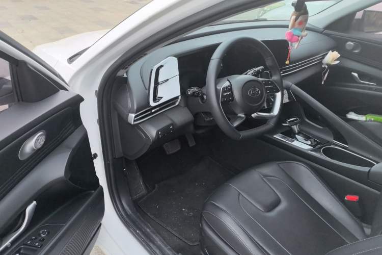 Used Hyundai Elantra 2022 1.5L CVT LUX Prestige Edition
