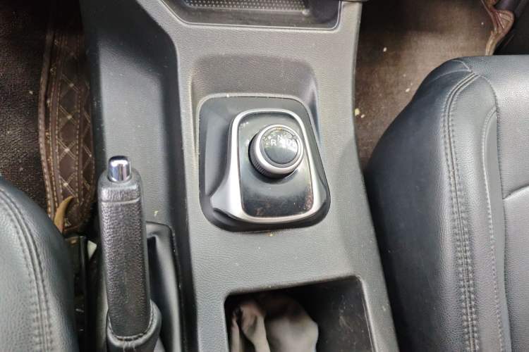 Used FORTHING Lingzhi M5 2022 Standard Version Base Model 7 Seats