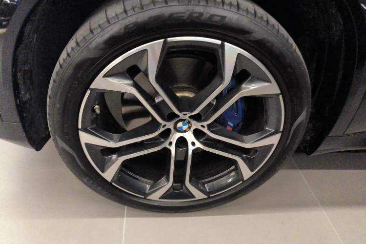 Used BMW X5 2022 Restyled xDrive 40Li Luxury Edition M Sport Package Left Front Wheel Hub