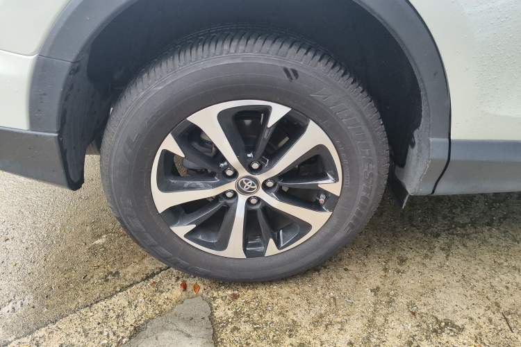 Used Toyota RAV4 2019 2.0L CVT Two-Wheel Drive Luxury Version China VI Standard
