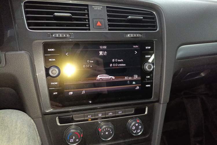 Used Volkswagen Golf 2019 1.8TSI Travel Edition Audio And AC Panel