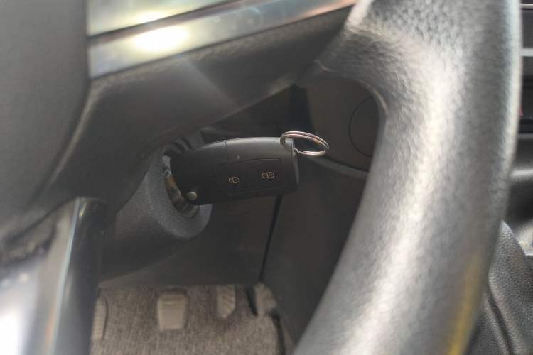 Used JMC Fushun 2022 2.0T Manual Van Short Wheelbase Low Roof 3-Seater Vehicle Key