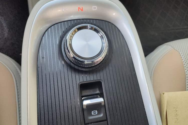 Used ORA Good Cat 2022 Morandi Edition 400km Standard Range Premium Version Lithium-Ion Battery Gear Lever